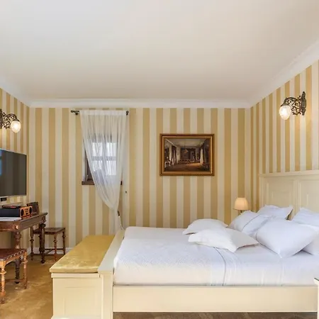فيلة Carolus-luxurious Istrian