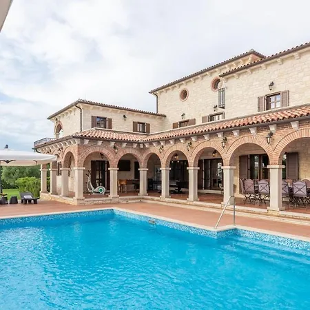 Carolus-luxurious Istrian فيلة