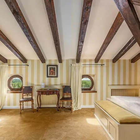 Carolus-luxurious Istrian Barat (Porec)