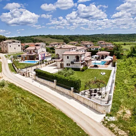 فيلة Carolus-luxurious Istrian *