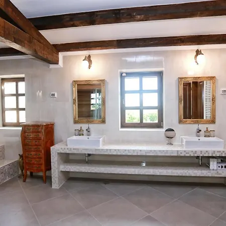 Carolus-luxurious Istrian Barat (Porec)